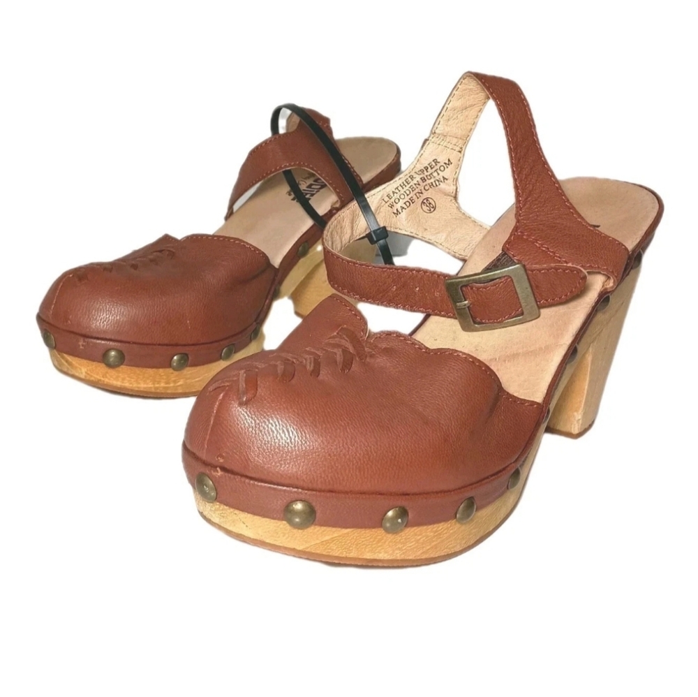 Jeffrey Campbell Woodies Sz 38 (7) Leather Studded Wooden Heel Y2K Clogs Sandals
